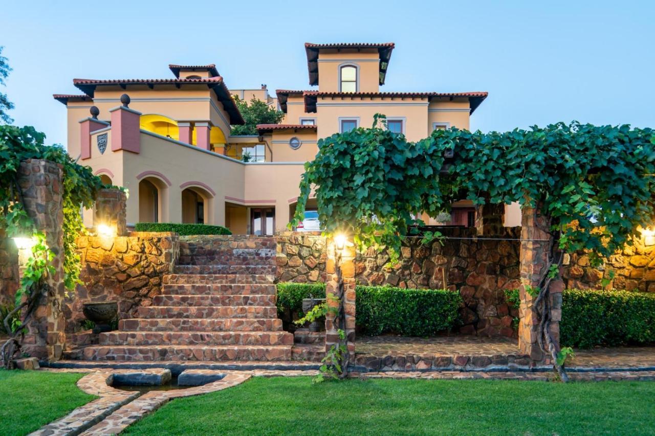 Castello Di Monte Hotel Pretoria Bagian luar foto